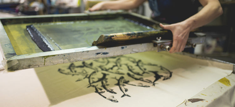 Impression d'un motif à la main en sérigraphie dans l'atelier